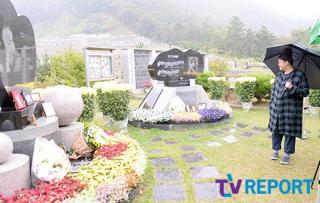 Mẹ diễn viên Choi Jin Sil nghẹn ngào bên mộ con