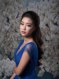 Hoa hậu Mỹ Linh yêu kiều với váy Hoàng Hải
