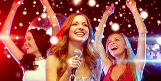 Không đủ tiền trả karaoke, chàng trai gán nợ cả bạn gái