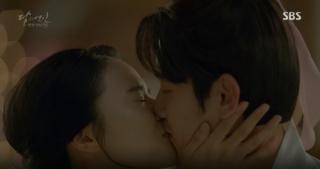 Moon Lovers: “Mười” Baekhyun chính thức có nụ hôn màn ảnh đầu tiên!