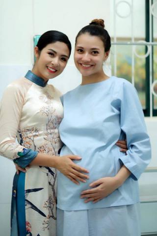 Trước giờ sinh, Hồng Quế khoe ảnh tươi tắn bên bố mẹ, Ngọc Hân