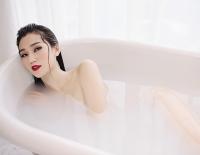 Khánh My nude trong bồn tắm khoe da trắng nõn