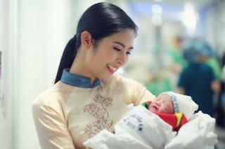 Hồng Quế khoe con gái 2,9 kg mới chào đời