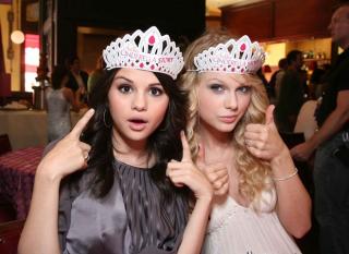 Taylor Swift tận tình giúp đỡ Selena Gomez vượt qua bệnh tật