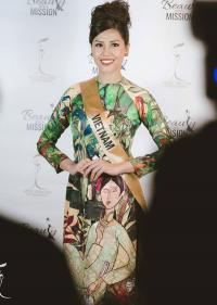 Nguyễn Thị Loan duyên dáng với áo dài trong gala gây quỹ từ thiện