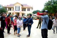 Sao Việt đồng loạt về miền Trung cứu trợ dân vùng lũ