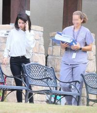 Selena Gomez hao gầy và nhợt nhạt tại trung tâm trị liệu