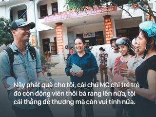 Người dân rốn lũ nói về Phan Anh:  Cái chú MC trẻ trẻ phát quà xong còn động viên thôi bà ráng lên nữa 