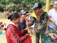 Đâu chỉ cứu trợ, nhân ngày 20/10 Phan Anh còn bỏ tiền túi ra mua hoa và quà tặng chị em vùng rốn lũ
