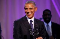 Tổng thống Obama mở phanh nút áo, nhảy theo  Hotline Bling 