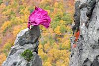 Cô gái mạo hiểm tạo dáng trên mỏm đá cao 914 m