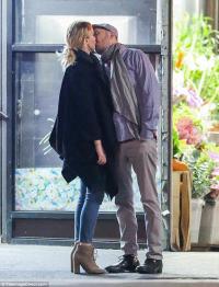 Jennifer Lawrence hôn đạo diễn hơn 21 tuổi trên phố