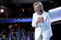 Dù bại trận, Hillary Clinton vẫn khiến dân tình đổ xô đi mua suit trắng