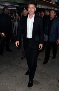 Brad Pitt một mình tới thảm đỏ, gương mặt gầy đi trông thấy