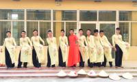 11 nam sinh mặc áo dài múa nón lá tại trường học