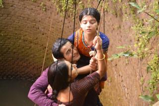 Sao nhí  Cô dâu 8 tuổi  suýt mất mạng vì cảnh mạo hiểm