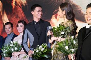 Angela Phương Trinh gợi cảm, nắm chặt tay Võ Cảnh