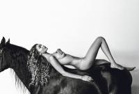 Gigi Hadid bán nude khoe vóc dáng đẹp như nữ thần