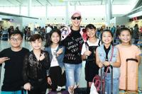 Noo Phước Thịnh đưa mẹ và các học trò đi du lịch Thái Lan