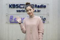 Chi Pu giản dị vẫn xinh khi đi phỏng vấn với đài KBS