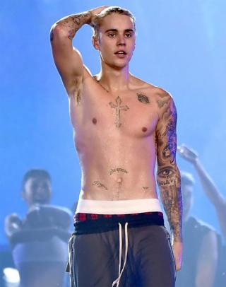 Justin Bieber rủ 6 cô gái về phòng khách sạn vui vẻ