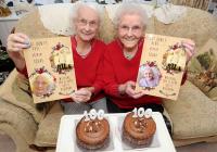 Cặp song sinh 100 tuổi cùng ăn mừng sinh nhật