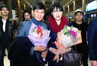 Vợ Lý Hải được chào đón nồng nhiệt ở sân bay sau sự cố dịch sai lời chồng