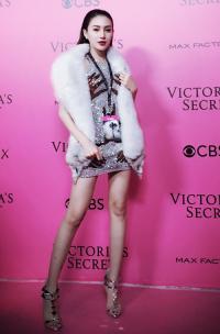 Ngọc Duyên, Lê Hà vào hậu trường show Victoria s Secret