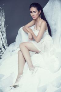 Phan Thị Mơ gợi ý váy trắng sexy cho mùa Giáng sinh