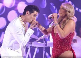 Mariah Carey say đắm bên phi công trẻ kém 13 tuổi