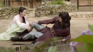 Go Ara cả gan… vạch quần  Hoa kiếm Hwarang  Park Seo Joon giữa đường