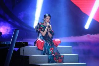 Thu Phương làm rơi micro trong show Phó Đức Phương