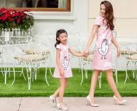 Ngọc Diễm diện đồ đôi, dạo phố với con gái