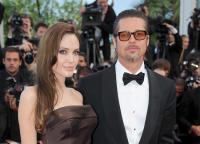 Đồng ý niêm phong giấy tờ ly hôn, Angelina Jolie không quên dội gáo nước lạnh vào Brad Pitt