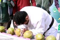 Khó tin  dị nhân  dùng đầu đập vỡ 43 trái dừa