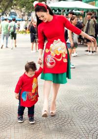 Nhật Kim Anh và con trai diện trang phục đôi dạo phố