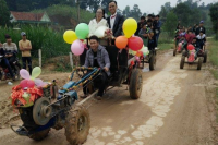 Màn rước dâu bằng xe công nông độc đáo tại Nghệ An