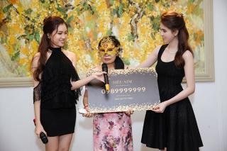 Ngọc Trinh lên báo Hàn sau vụ đấu giá hụt siêu sim