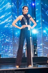 Lệ Hằng chân sưng rộp khi trình diễn ở bán kết Miss Universe