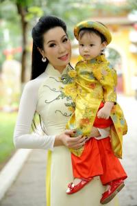 Trịnh Kim Chi cùng con gái đi lễ chùa đầu năm