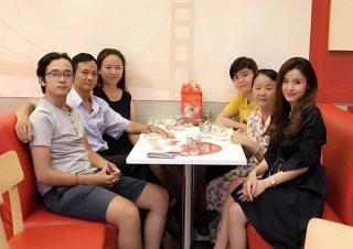 Ảnh gia đình quây quần của sao Việt ngày Tết