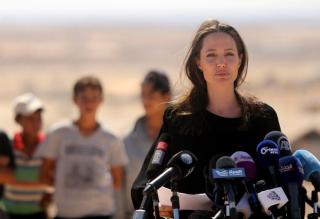 Angelina Jolie cho rằng Donald Trump đang  đùa với lửa 