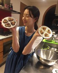 Bà xã Bae Yong Joon tự tay làm chocolate hình trái tim nhân ngày Valentine