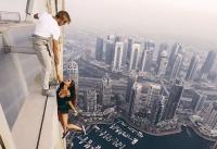 9X bám một tay vào bạn trai trên mép tòa nhà cao 306 m