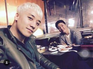 Seungri (Big Bang) được hộ tống bằng siêu xe tại Nội Bài