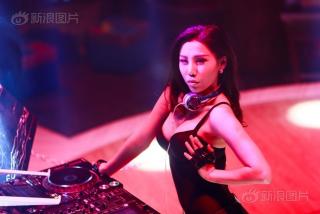 Nữ DJ bốc lửa hé lộ 7 năm làm ở quán bar đầy cám dỗ