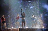 Đông Nhi xuất hiện hoành tráng từ trên cao, tắm mưa trên sân khấu