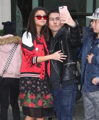 Selena Gomez được fans khen vì chịu khó chụp hình giao lưu