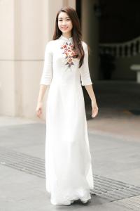 Hoa hậu Đỗ Mỹ Linh duyên dáng trong tà áo dài