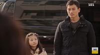 Nổi da gà lẫn rơi nước mắt xem cảnh Ji Sung dẫn con gái ra đầu thú